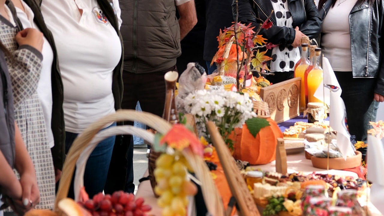 Դավիթ Երեմյանը շրջայց է կատարել նաև «Բերքի տոն-2025»-ի տաղավարներով, որոնք համախմբել էին Լոռու մարզի համայնքներին, բնակիչներին, ֆերմերներին, արտադրողներին ու հյուրերին՝ ներկայացնելու տարվա բերքն ու բարիքը։