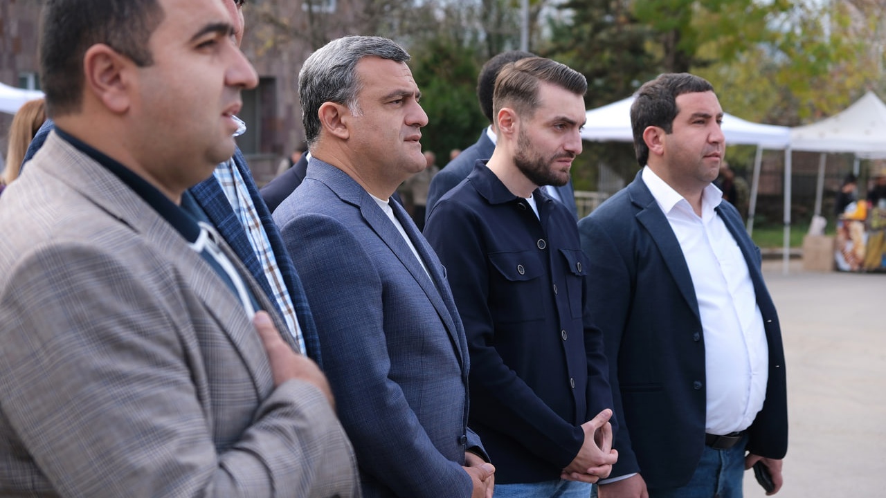 Դավիթ Երեմյանը շրջայց է կատարել նաև «Բերքի տոն-2025»-ի տաղավարներով, որոնք համախմբել էին Լոռու մարզի համայնքներին, բնակիչներին, ֆերմերներին, արտադրողներին ու հյուրերին՝ ներկայացնելու տարվա բերքն ու բարիքը։