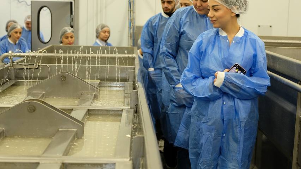 Կաթնամթերքի հետ անմիջապես աշխատող և նախաձեռնողականությամբ աչքի ընկնող լավագույն աշխատակիցների այց Կաթնամթերքի գործարան և հանդիպում Գլխավոր տնօրեն Դավիթ Երեմյանի հետ ։